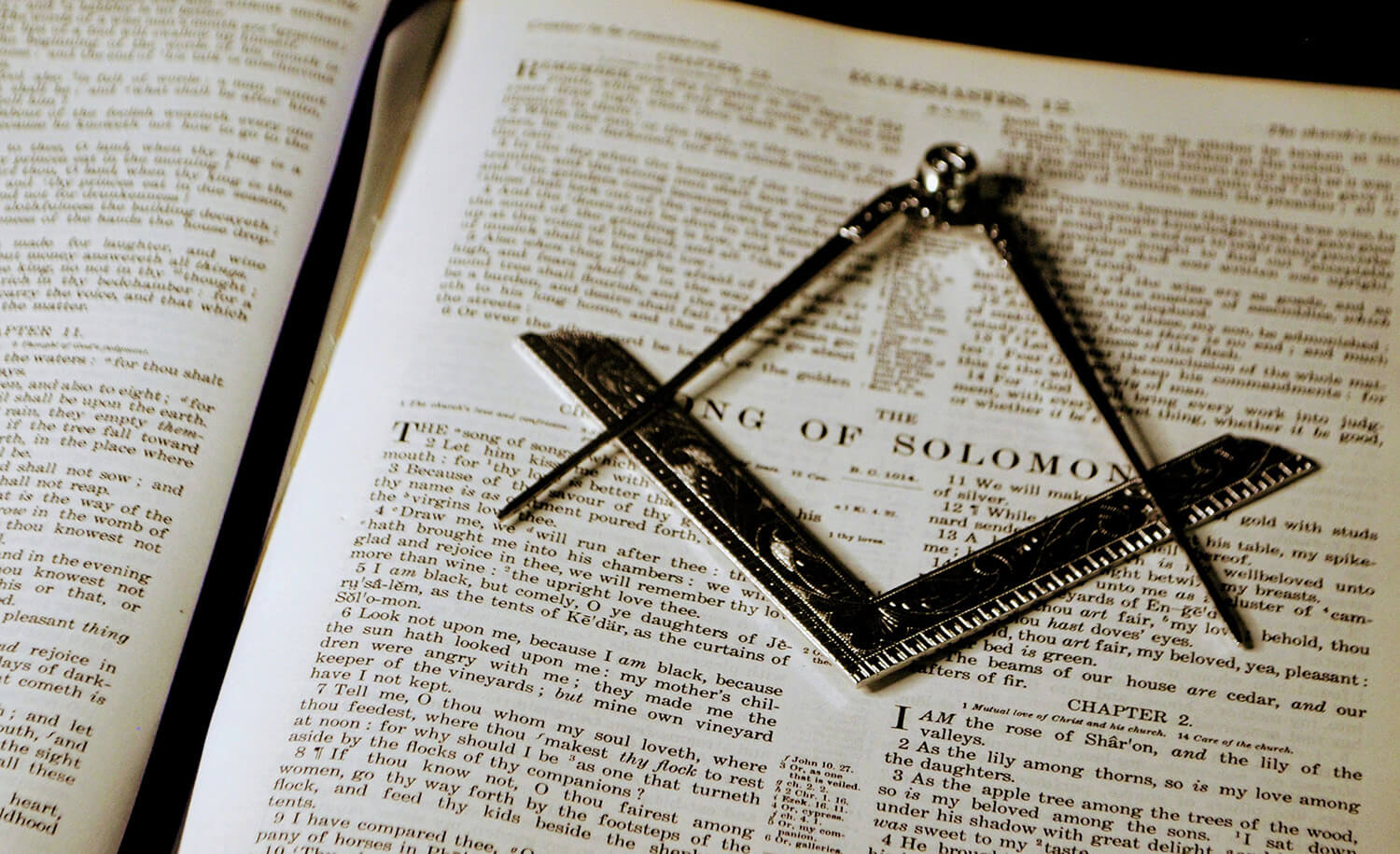Winkelmaß und Zirkel auf einem Buch
